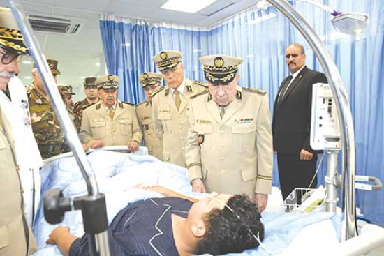 الفريق أول شنقريحة يتفقد المصابين بالمستشفيات