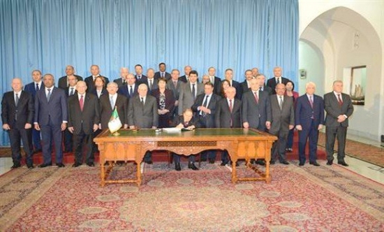 الرئيس عبد العزيز بوتفليقة يوقع على قانون المالية لسنة 2018