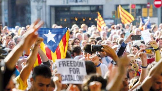 الآلاف في شوارع كتالونيا احتجاجا على توقيفات ومداهمات في الإقليم