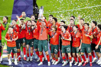 المنتخب البرتغالي يفـوز بالتـاج الأوروبـي