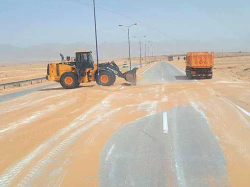 النعامة.. أشغال يومية  لإزالة الرمال من الطرق