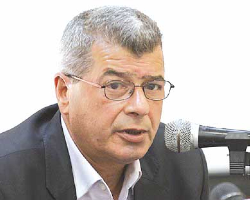 المناضـل بشــير خـيري  يستعيد بيته  وكفـه المشوهة  في الرملة