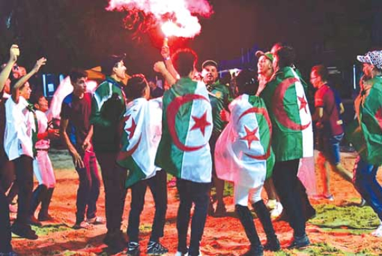 الجزائـر تواصـل التربّـع علـى صـدارة جدول الترتيـــب